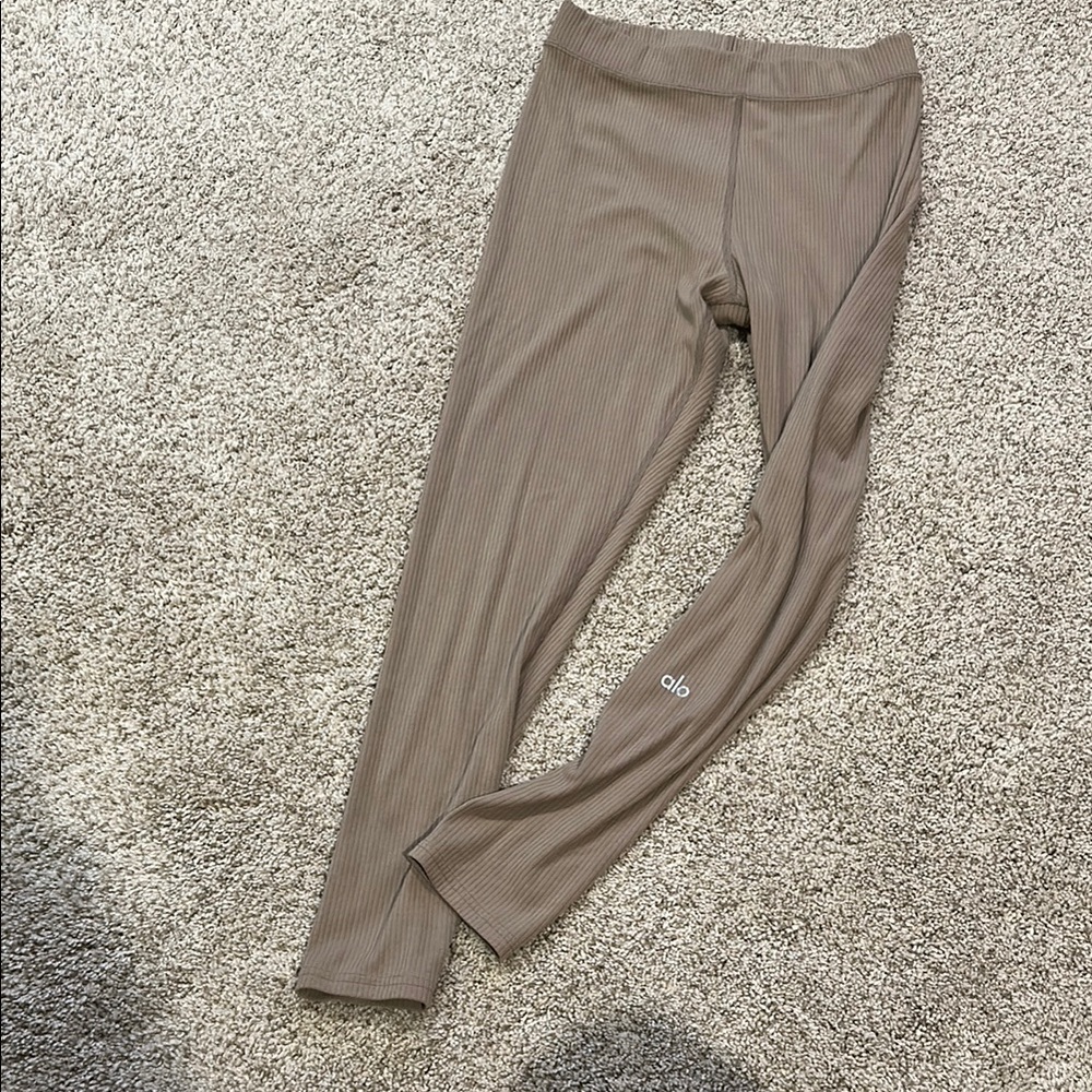 ALO Yoga Ribbed Leggings in Taupe